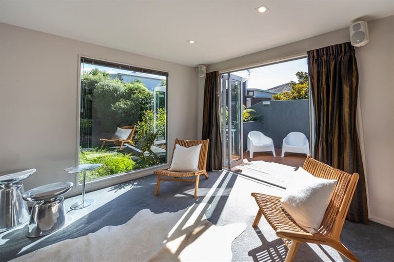 Photo of property in 35 Oakford Close, Riccarton, Christchurch, 8011