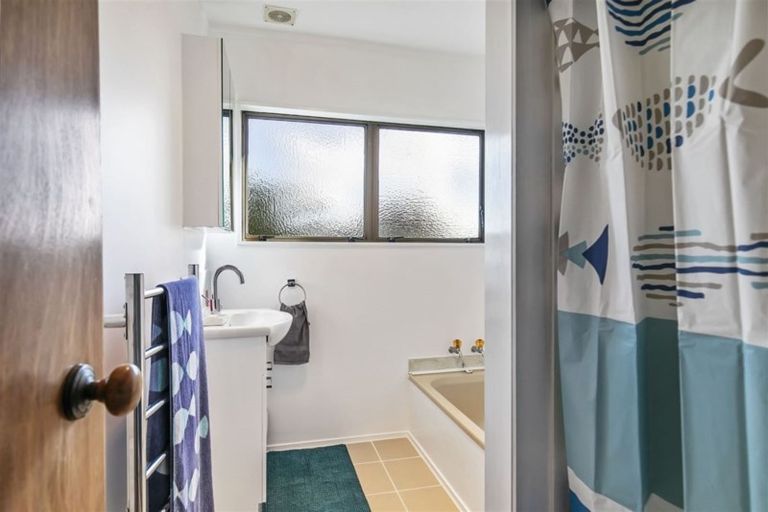 Photo of property in 28 Moffat Road, Red Beach, 0932