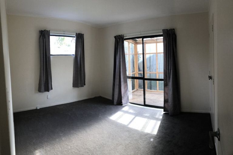 Photo of property in 3 Thalia Place, Totara Vale, Auckland, 0629