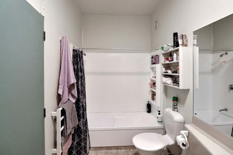 Photo of property in 17 Kent Terrace - Kent Apartments, 4b/16 Kent Terrace, Mount Victoria, Wellington, 6011