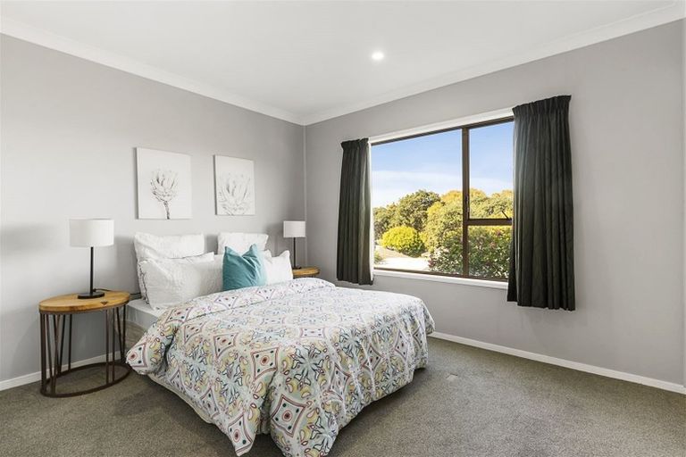 Photo of property in 1/2 Finn Place, Totara Vale, Auckland, 0629