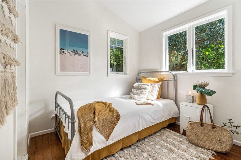 Photo of property in 27 Rutland Road, Stanley Point, Auckland, 0624