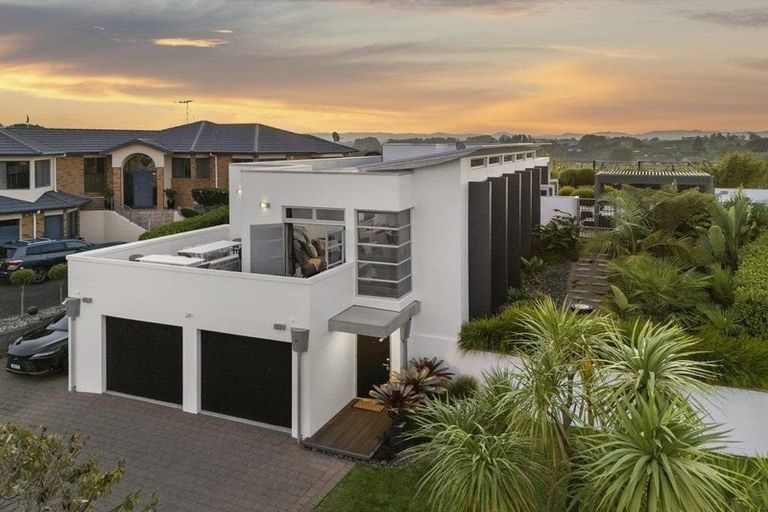 Photo of property in 16 Southworth Place, Grandview Heights, Hamilton, 3200