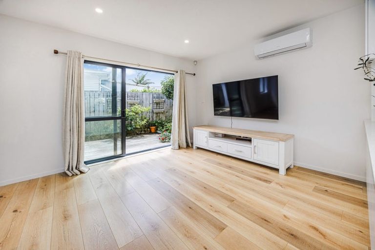 Photo of property in 27c Megan Avenue, Pakuranga Heights, Auckland, 2010