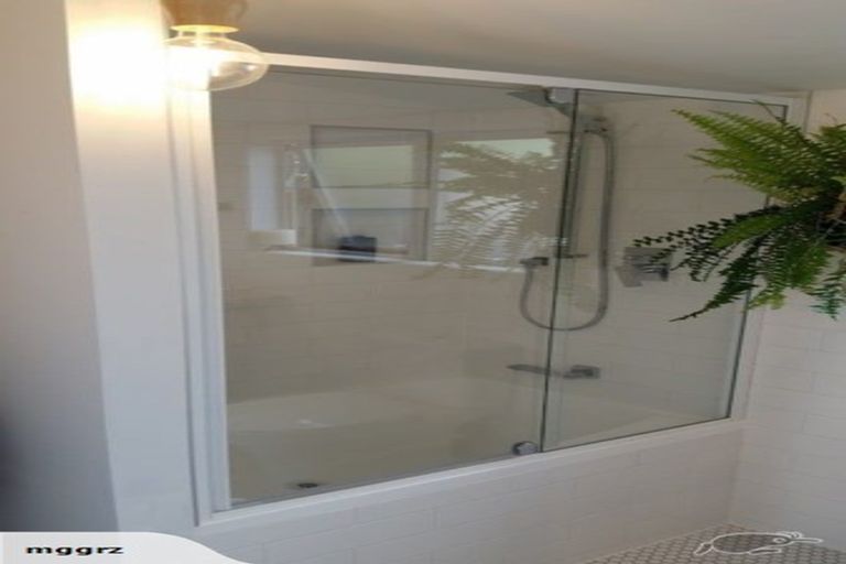 Photo of property in 4 Tawa Road, Te Atatu Peninsula, Auckland, 0610