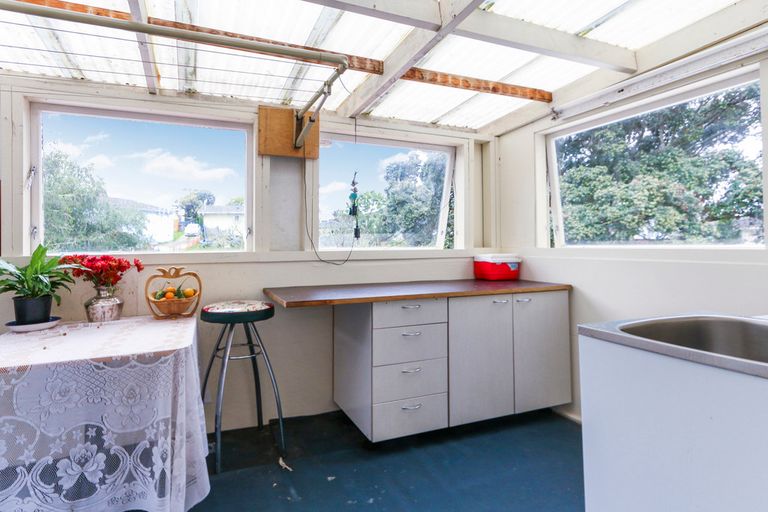 Photo of property in 121 Kemp Road, Massey, Auckland, 0614