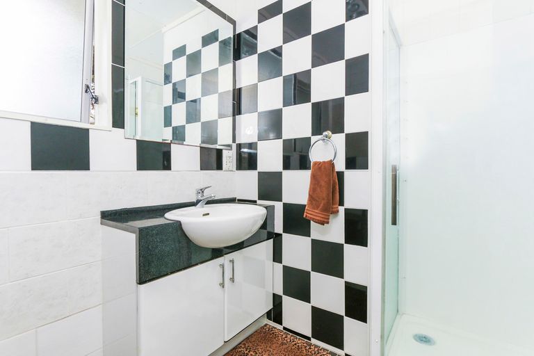 Photo of property in 121 Kemp Road, Massey, Auckland, 0614