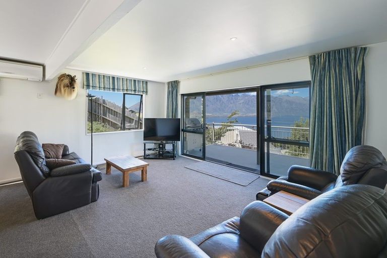 Photo of property in 30 Greenstone Place, Fernhill, Queenstown, 9300