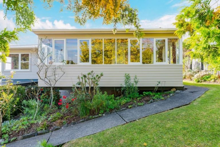 Photo of property in 21 Robert Burke Place, Henderson, Auckland, 0612