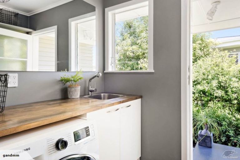 Photo of property in 90 Gloria Avenue, Te Atatu Peninsula, Auckland, 0610