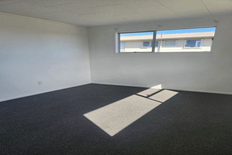 Photo of property in 18 Foyle Place, Glendene, Auckland, 0602