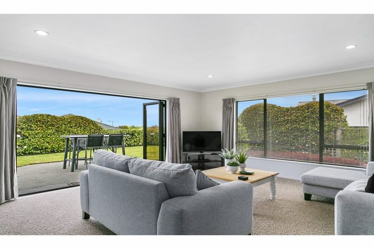 Photo of property in 77 Harvey Street, Waipahihi, Taupo, 3330