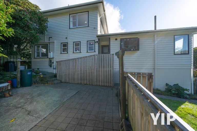 Photo of property in 2 Griffiths Grove, Newlands, Wellington, 6037