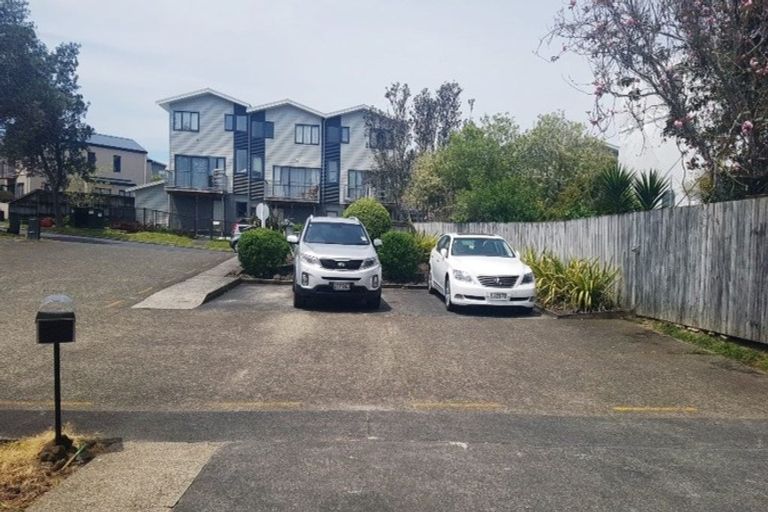 Photo of property in 10/10-26 John Jennings Drive, Oteha, Auckland, 0632
