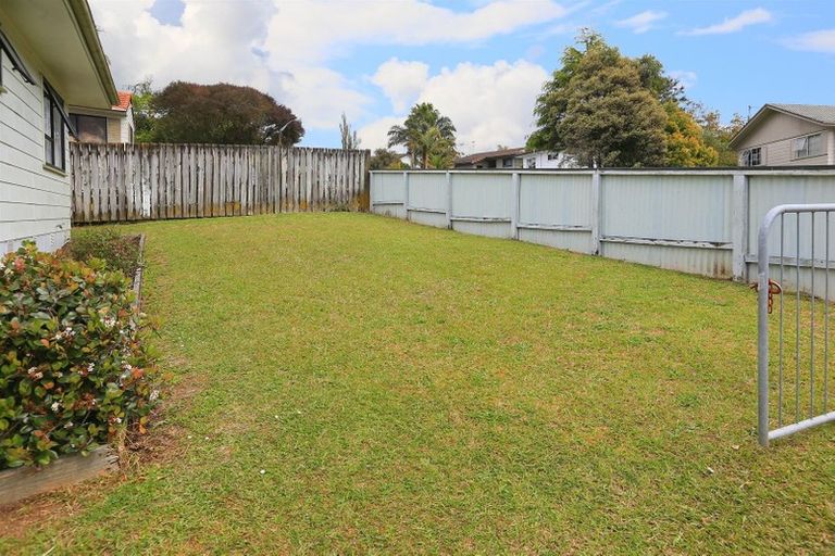 Photo of property in 4 Landsdale Place, Massey, Auckland, 0614