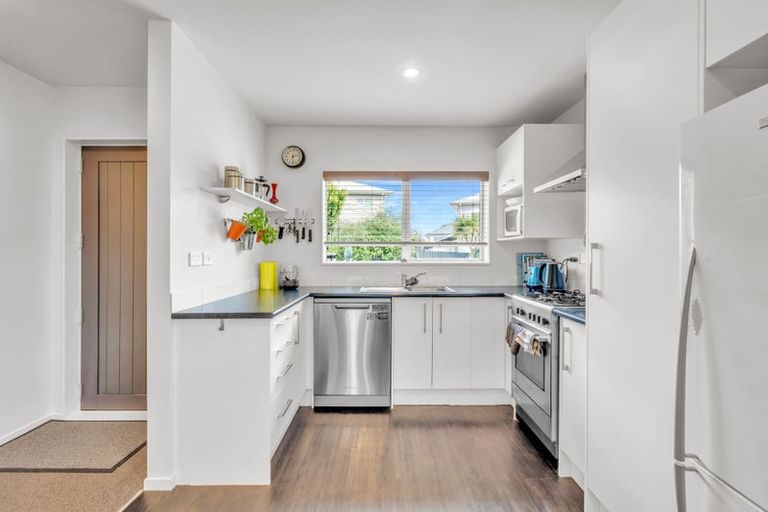 Photo of property in 33 Apple Orchard Way, Sunnyvale, Auckland, 0612