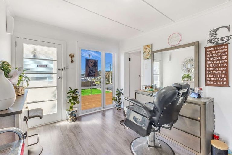 Photo of property in 16 Alberta Road, Glen Avon, New Plymouth, 4312