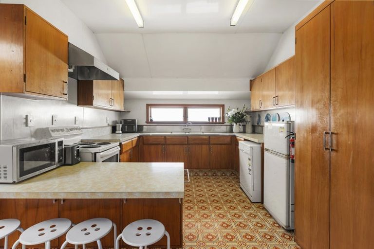 Photo of property in 142 Kelburn Parade, Kelburn, Wellington, 6012