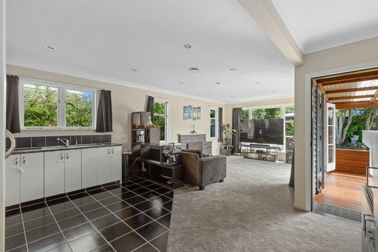 Photo of property in 102 Taikata Road, Te Atatu Peninsula, Auckland, 0610