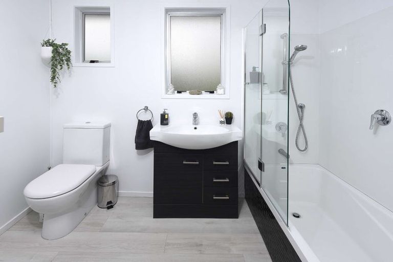 Photo of property in 16 Temuri Place, Glendene, Auckland, 0602