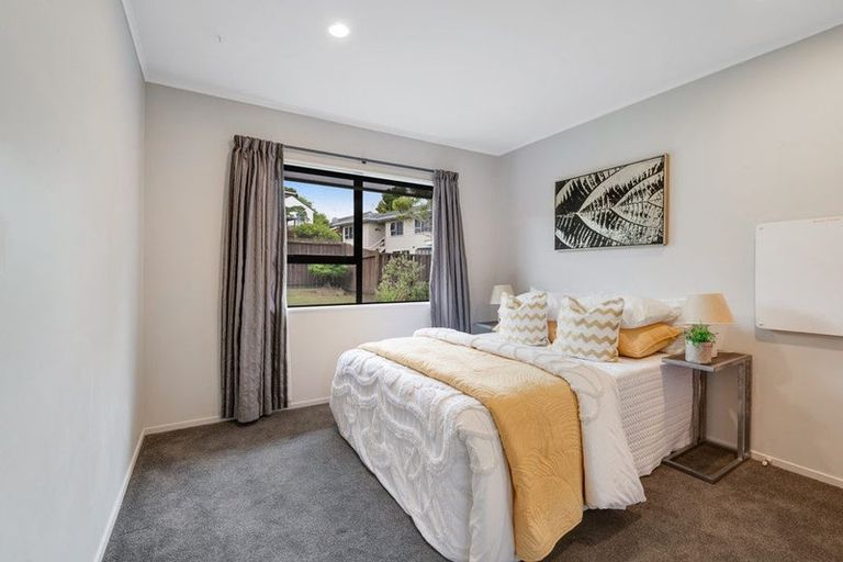 Photo of property in 2/15 Tetrarch Place, Totara Vale, Auckland, 0629
