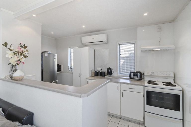 Photo of property in 35 Cyclarama Crescent, Massey, Auckland, 0614