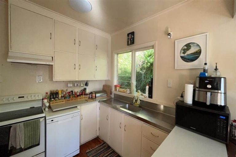Photo of property in 17 Randwick Road, Northland, Wellington, 6012