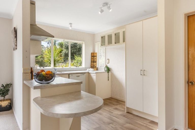 Photo of property in 8a Langton Road, Stanmore Bay, Whangaparaoa, 0932