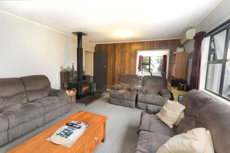 Photo of property in 40 Link Road, Newlands, Wellington, 6037