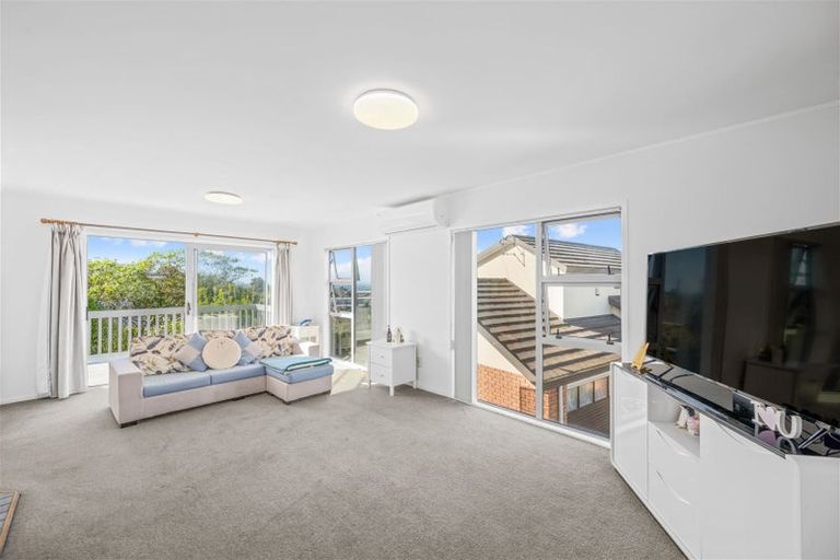 Photo of property in 1/37 Woodlands Crescent, Browns Bay, Auckland, 0630
