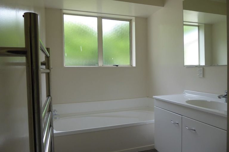 Photo of property in 198 Newlands Road, Newlands, Wellington, 6037