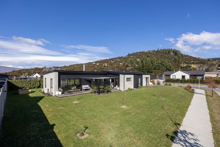 Photo of property in 20 Pounamu Avenue, Albert Town, Wanaka, 9305