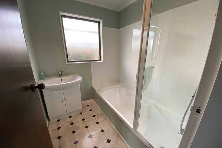 Photo of property in 75 Horokiwi Road West, Newlands, Wellington, 6037