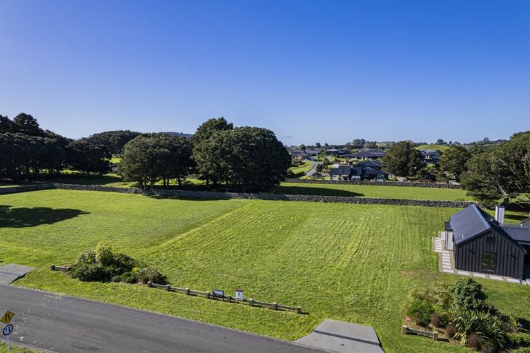 Photo of property in 35 Stoney Hill Road, Te Kamo, 0185