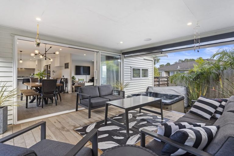 Photo of property in 23 Helleur Road, Massey, Auckland, 0614