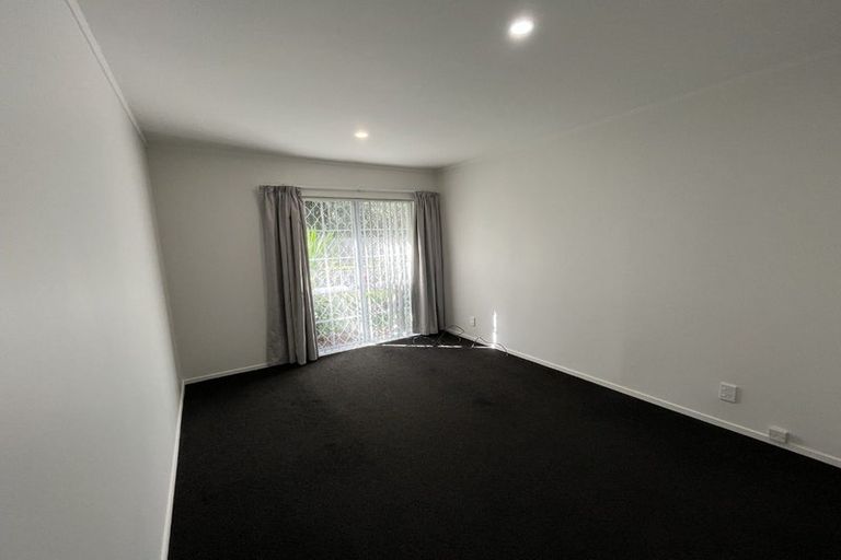 Photo of property in 2 Framalda Place, Conifer Grove, Takanini, 2112