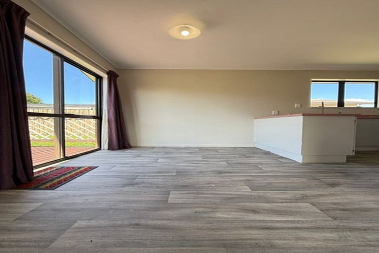 Photo of property in 2/6 Trimdon Street, Randwick Park, Auckland, 2105