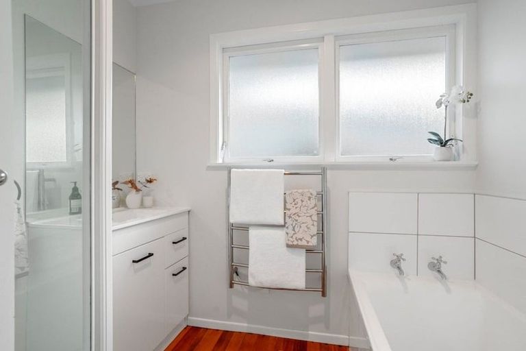 Photo of property in 8 Beswick Place, Birkdale, Auckland, 0626