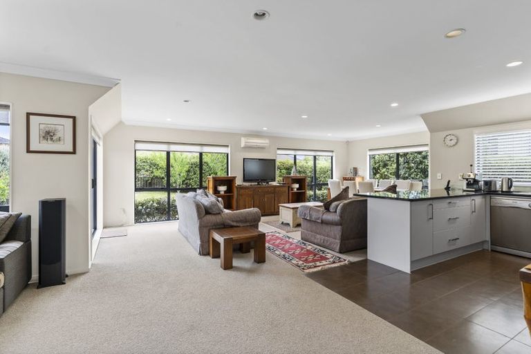 Photo of property in 28 Ina Ville Drive, Pukekohe, 2120