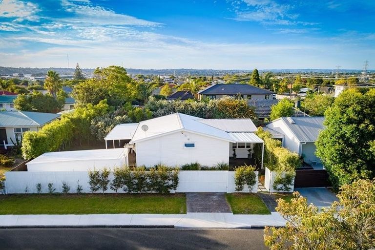 Photo of property in 1 Mickle Street, Te Atatu South, Auckland, 0610