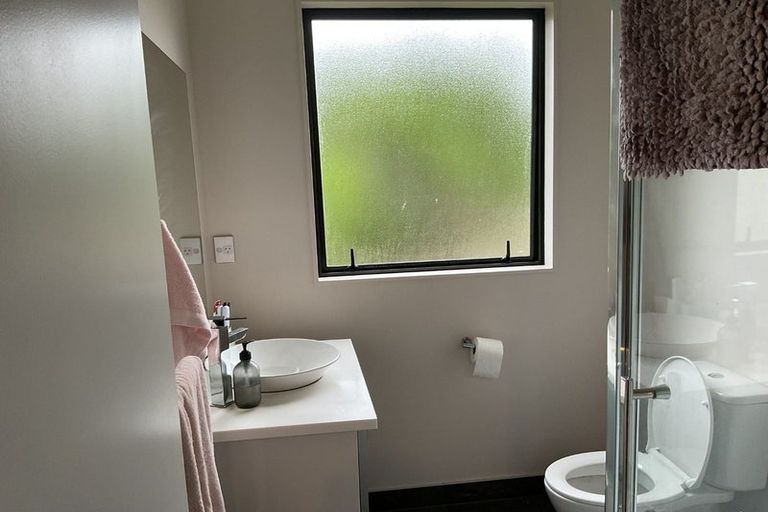 Photo of property in 16 Keating Rise, Northcross, Auckland, 0632