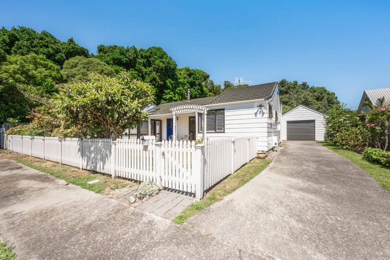 Photo of property in 81 Nimmo Avenue East, Waikanae, 5036