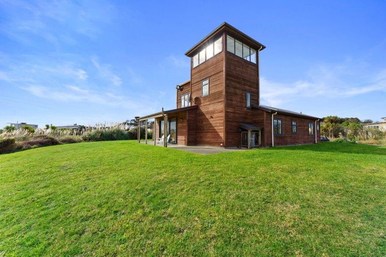 Photo of property in 80 Reay Mackay Grove, Waikawa Beach, Manakau, 5573