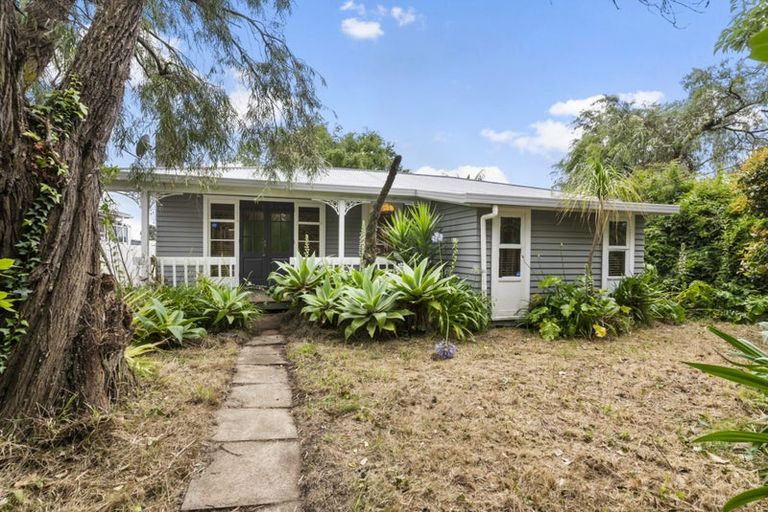 Photo of property in 9 Kamaka Road, Mangere Bridge, Auckland, 2022