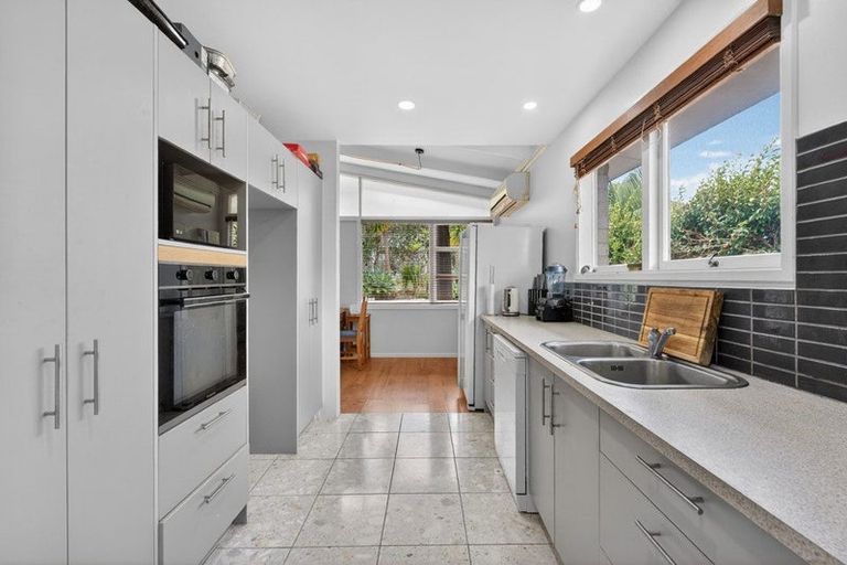 Photo of property in 12 Garmons Way, Castor Bay, Auckland, 0620