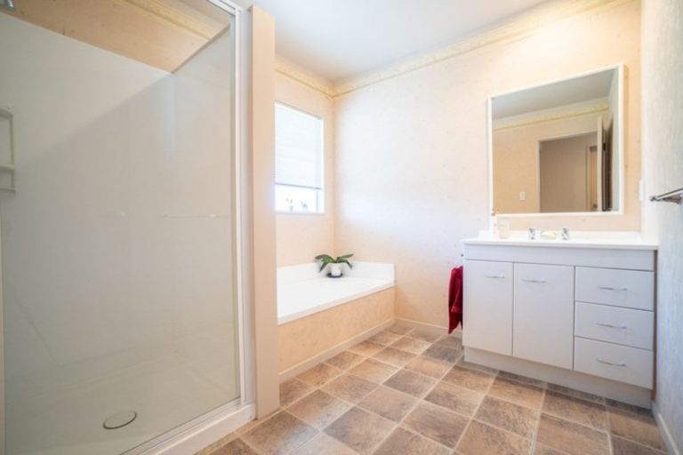 Photo of property in 24 Lancewood Lane, Roslyn, Palmerston North, 4414