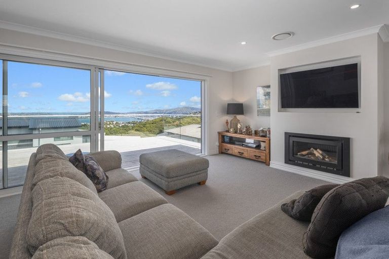 Photo of property in 30 Grumman Lane, Newlands, Wellington, 6037