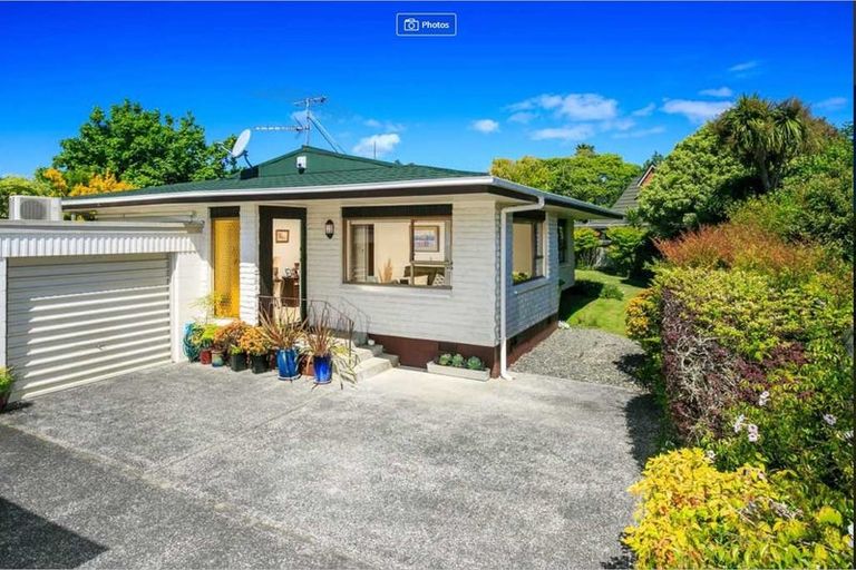 Photo of property in 2/4 Nea Place, Hillcrest, Auckland, 0627