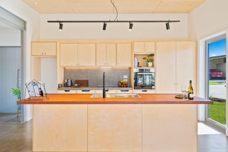 Photo of property in 4 Mirek Street, Waikanae, 5036