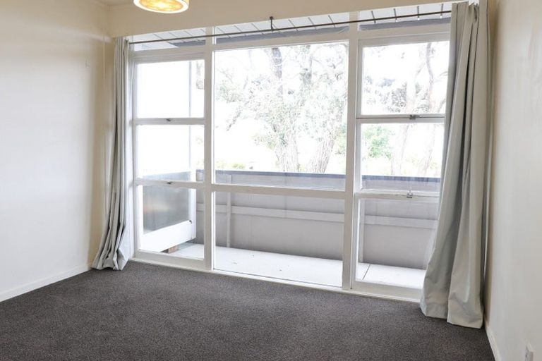 Photo of property in 4/77 Old Lake Road, Narrow Neck, Auckland, 0624